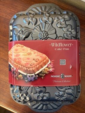 NEW - Nordic Ware Platinum Wildflower Cake Pan - Metallic Gray
